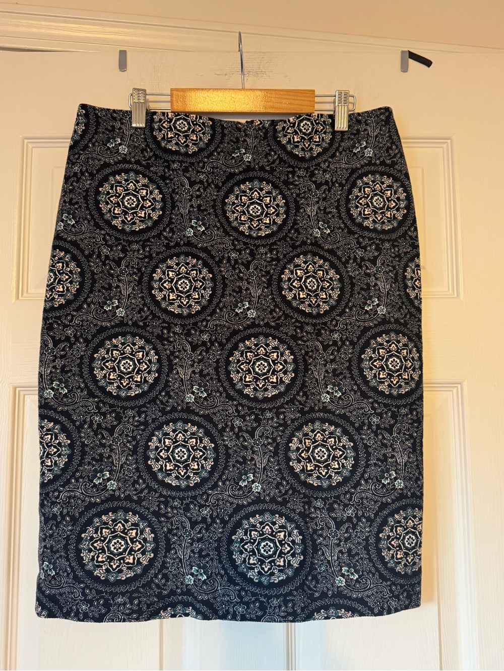 Loft navy and rose Medallion Pencil Skirt - Sz 8